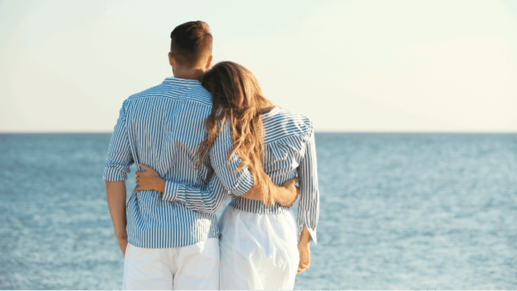 Couple proche de la mer