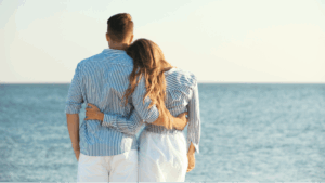 Couple proche de la mer