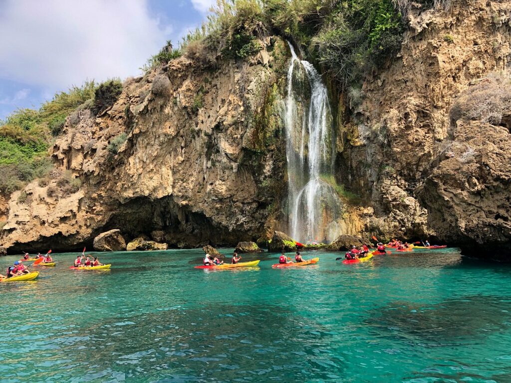 Kayak sur les eaux turquoises de Nerja