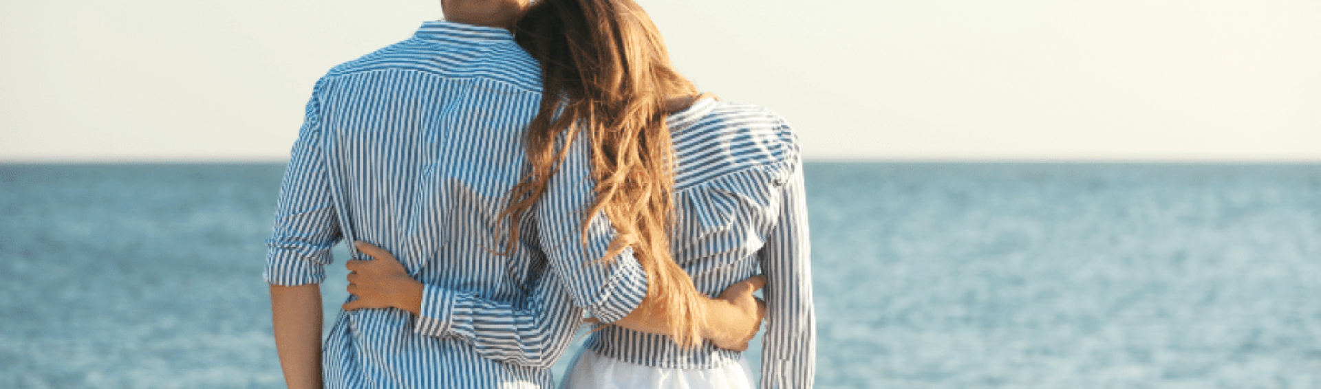 Couple proche de la mer